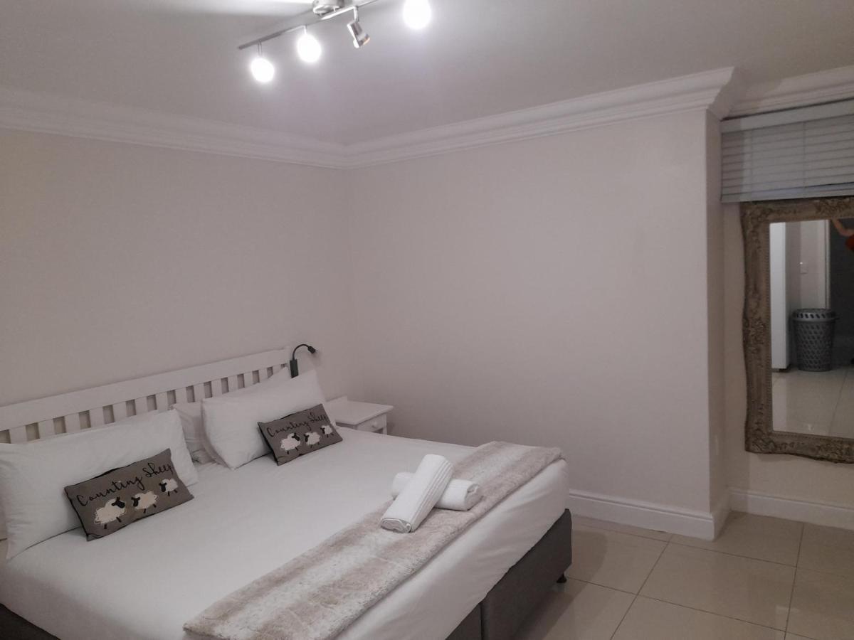 Beach Club Self Catering Apartments Mossel Bay Eksteriør billede