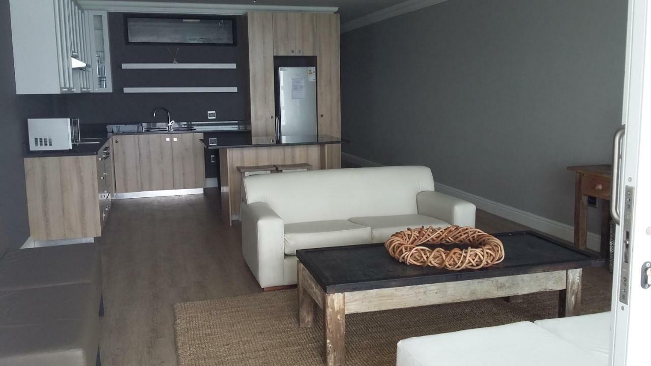 Beach Club Self Catering Apartments Mossel Bay Eksteriør billede